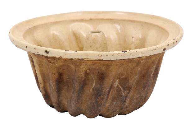 French 19th Century Terracotta Kouglof Cake Mold with Beige and Brown Tones